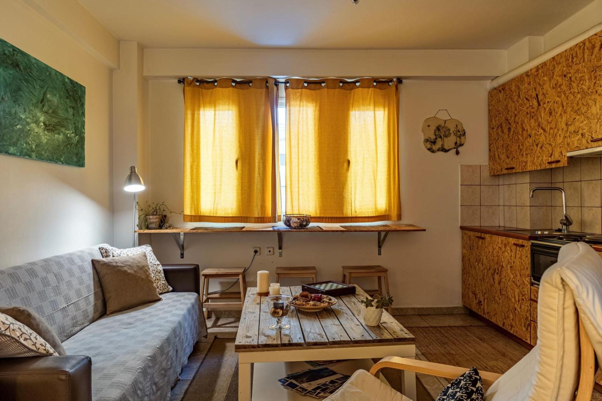 Downtown Central Suite With Private Parking Kalamáta Kültér fotó