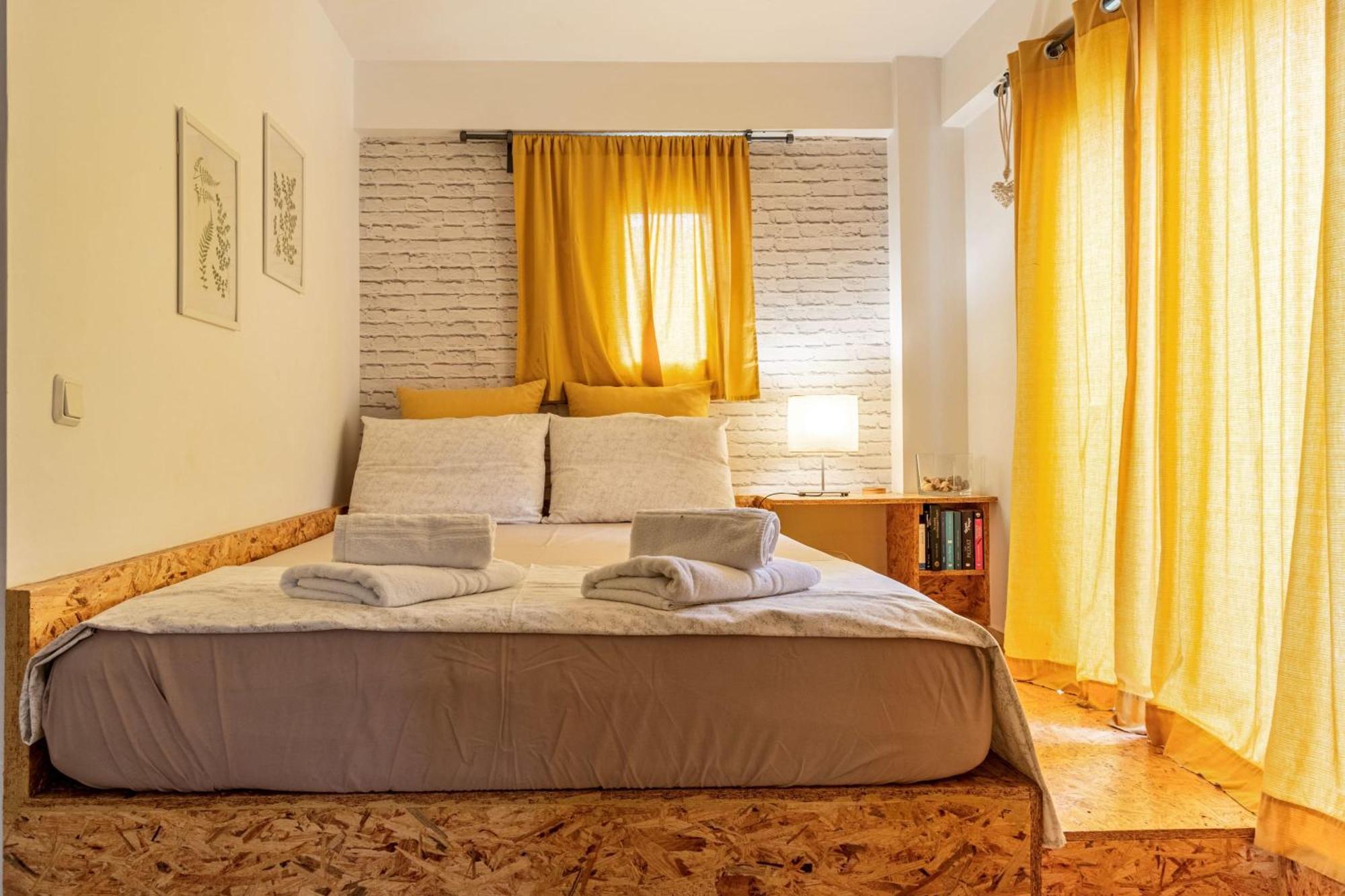 Downtown Central Suite With Private Parking Kalamáta Kültér fotó